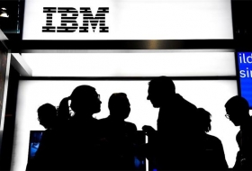 IBM 坐看云起，藍色泛白